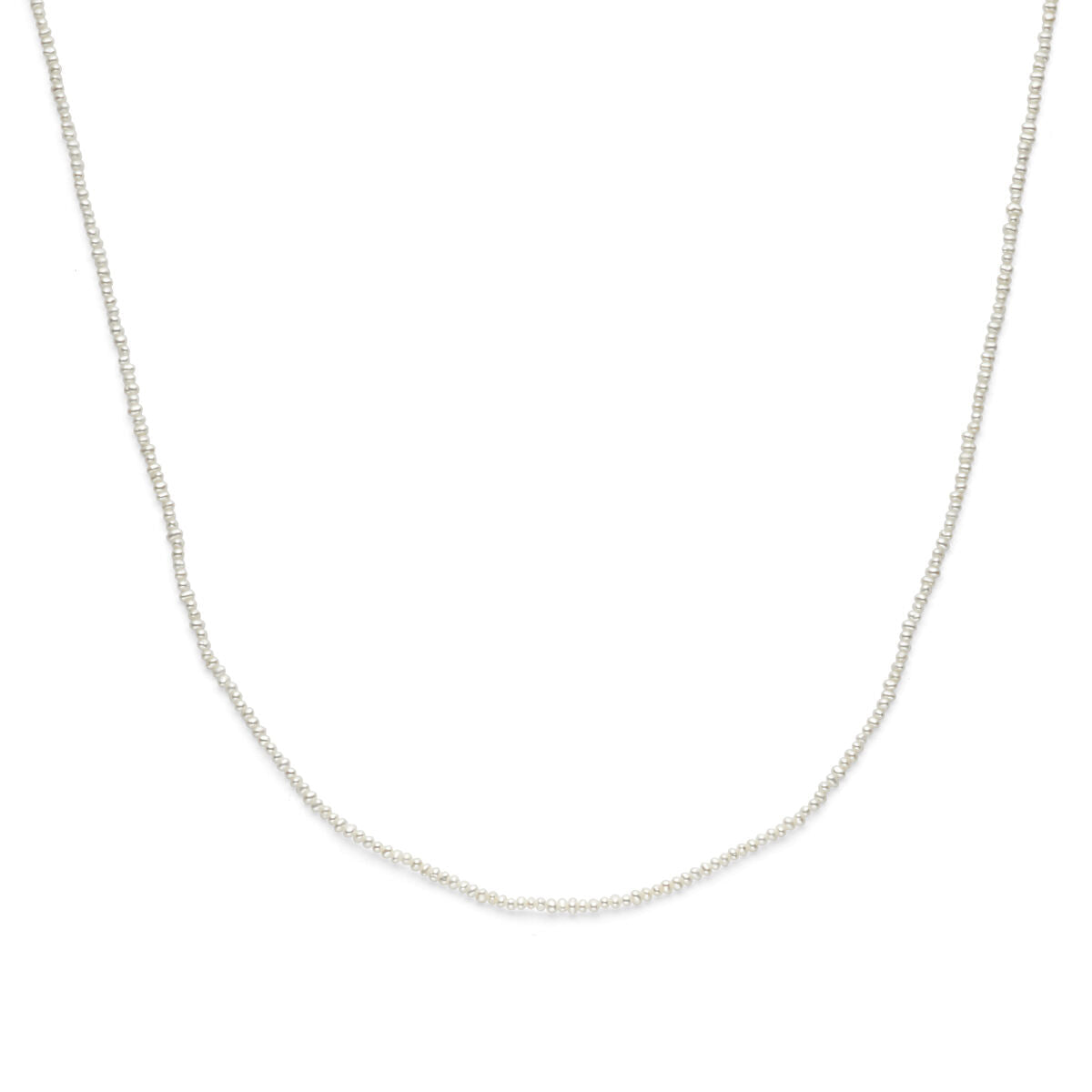 Collar de perlas con acabado en plata dorada de 3 micrones, longitud de 41 a 45 cm.
