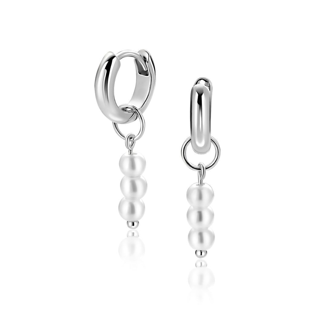 Zinzi oorbedels ZICH2734: zilveren oorbedels van Zinzi met een verticale hanger, afgewerkt met drie witte pareltjes. Mooi gepresenteerd op een witte achtergrond.