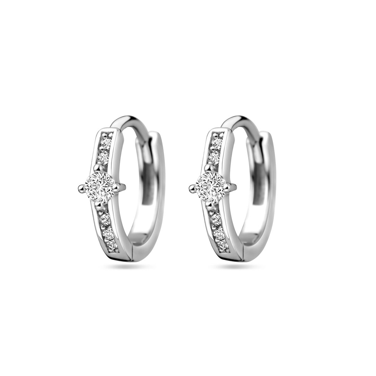 Pendientes de aro de plata rodiada con circonitas brillantes en forma de estrella.
