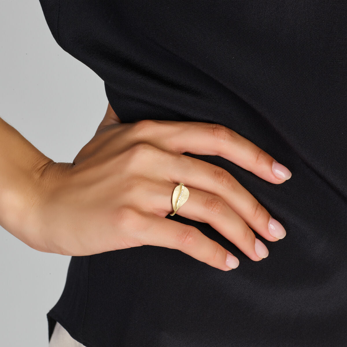 anillo hoja rayado diamante 0.025ct h si oro amarillo 14K
