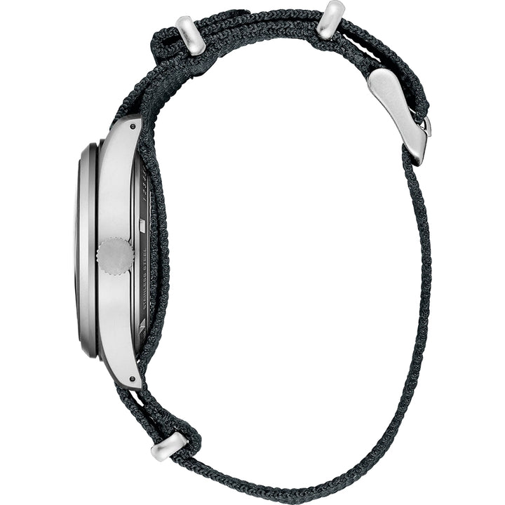 Zijaanzicht van een Seiko 5 Sports herenhorloge SRPG31K1, met de zilveren kast, ronde kroon en zwarte gevlochten stoffen band met gesp. De wijzerplaat is niet zichtbaar.