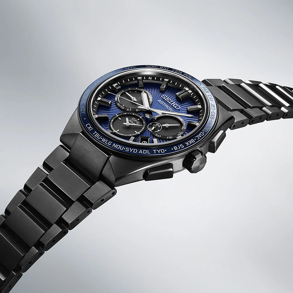 De Seiko Astron herenhorloge SSH121J1 heeft een strakke zwarte metalen band, blauwe wijzerplaat en meerdere wijzerplaten. Het behoort tot de Astron-collectie met een grijze gradiëntachtergrond en robuuste saffierglasbescherming voor geavanceerde functionaliteit.