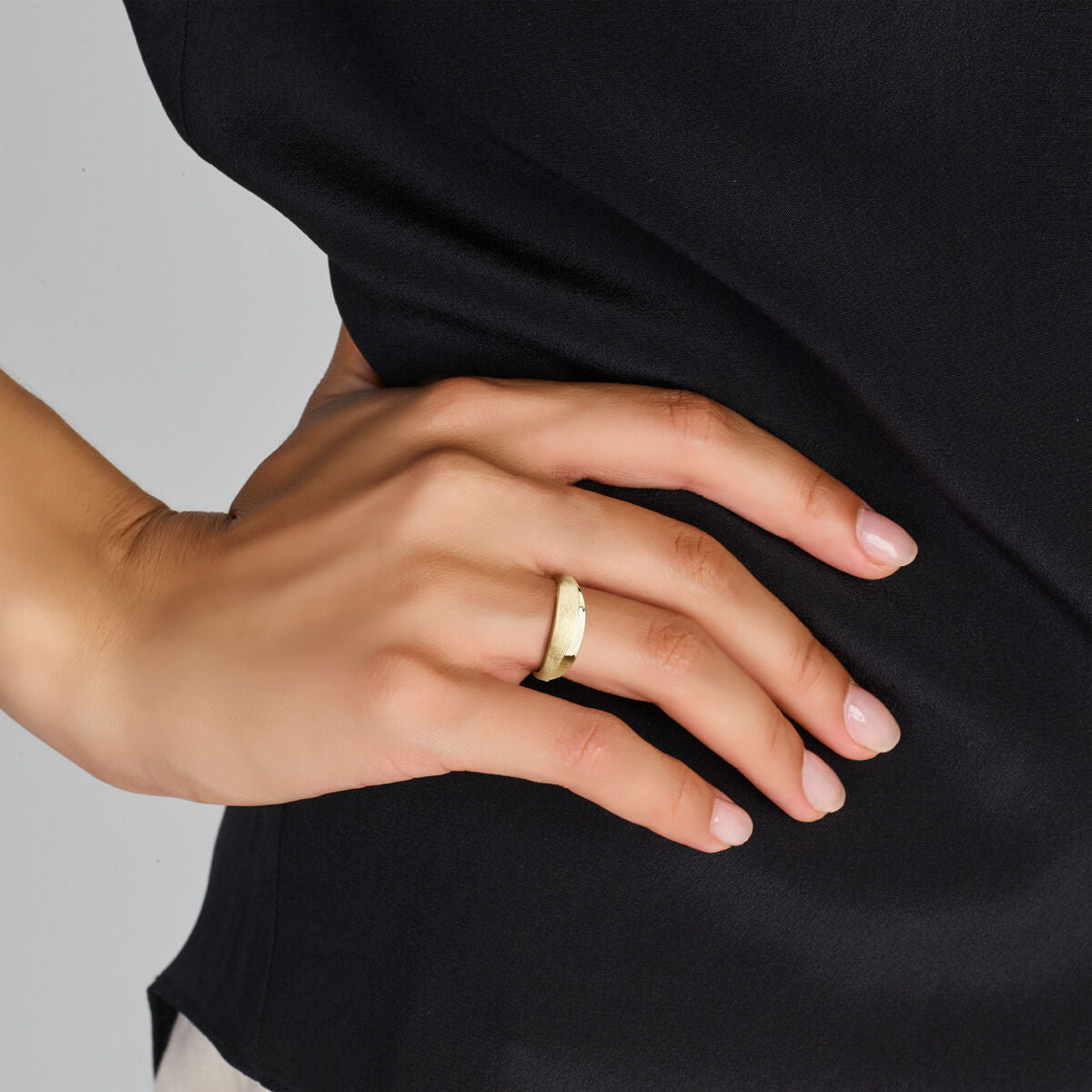 anillo poli/mat 14K oro amarillo