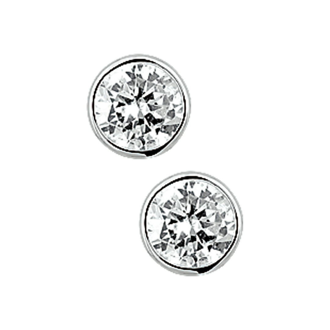 Een paar "oorknoppen zirkonia zilver wit" van Van der Kooij Collectie, met ronde, heldere zirkonia steentjes in eenvoudige zilveren zettingen, tegen een witte achtergrond.