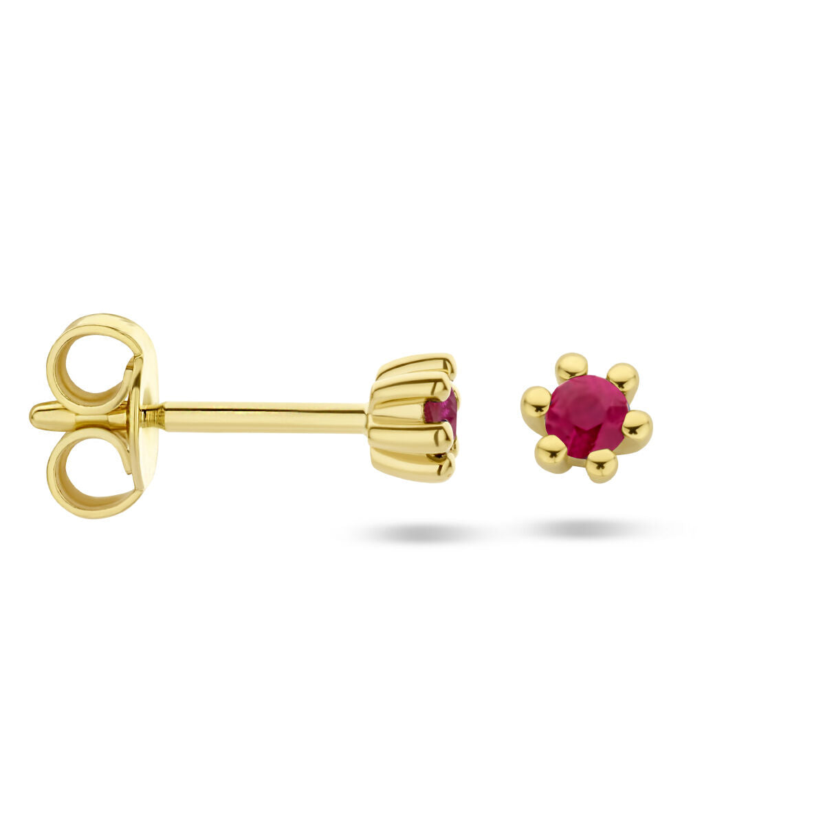 Van der Kooij Collectie oorknoppen robijn 14K geelgoud: een paar oorbellen met briljant geslepen robijnen in bloemvormige zespoot zetting; één van opzij en één van voren getoond tegen een witte achtergrond.