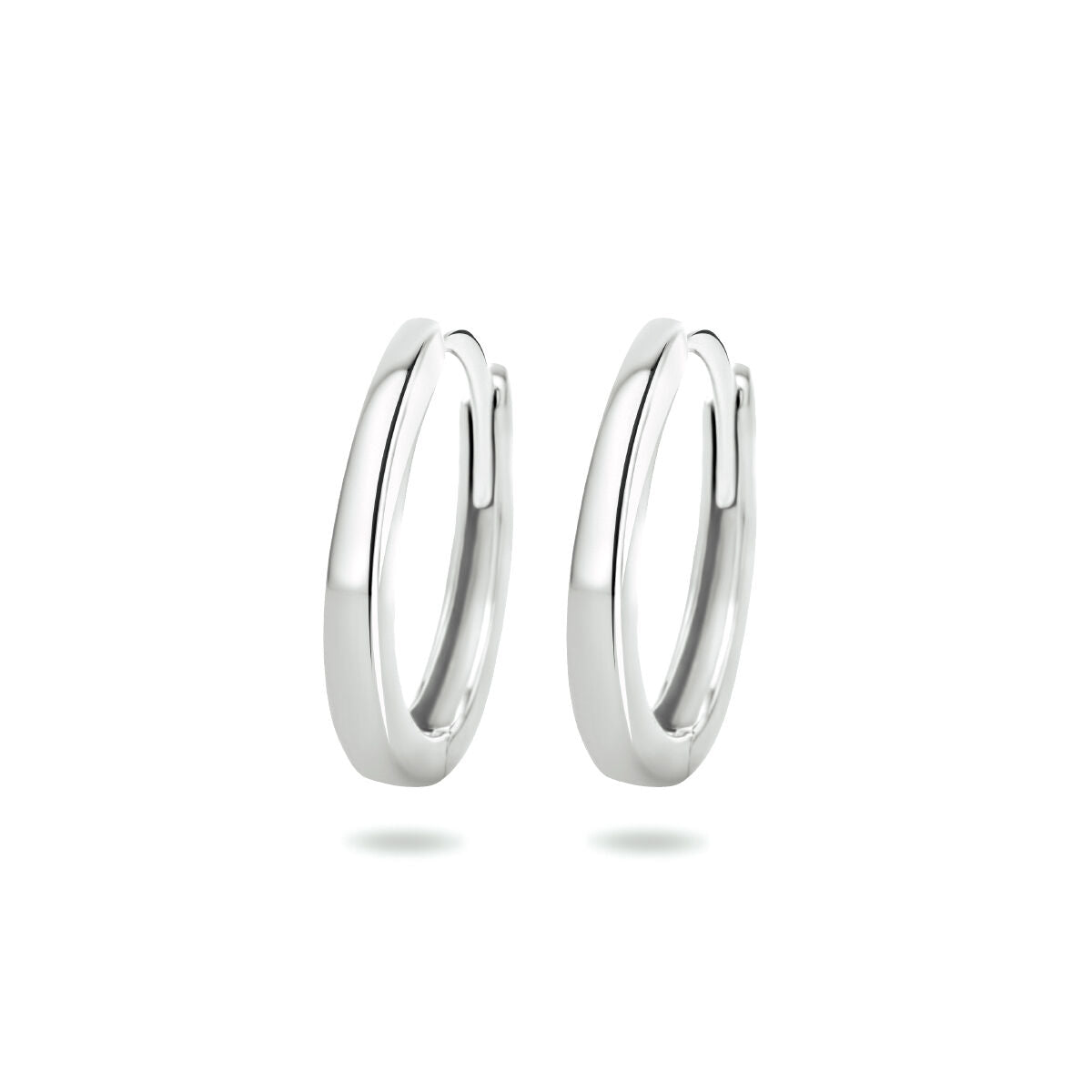 Pendientes de aro de oro blanco de 14 quilates, con un diseño liso y moderno.