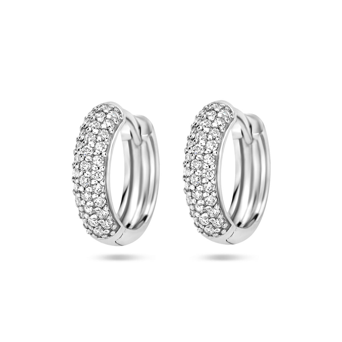 Pendientes de aro de plata rodiada con zirconias brillantes en la parte frontal.