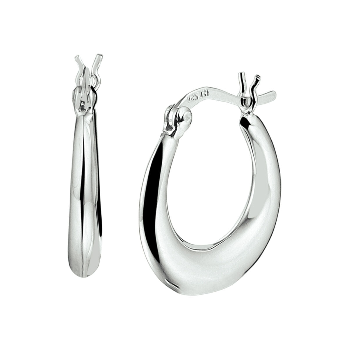 Aros de plata rodiada con forma ovalada y acabado brillante.