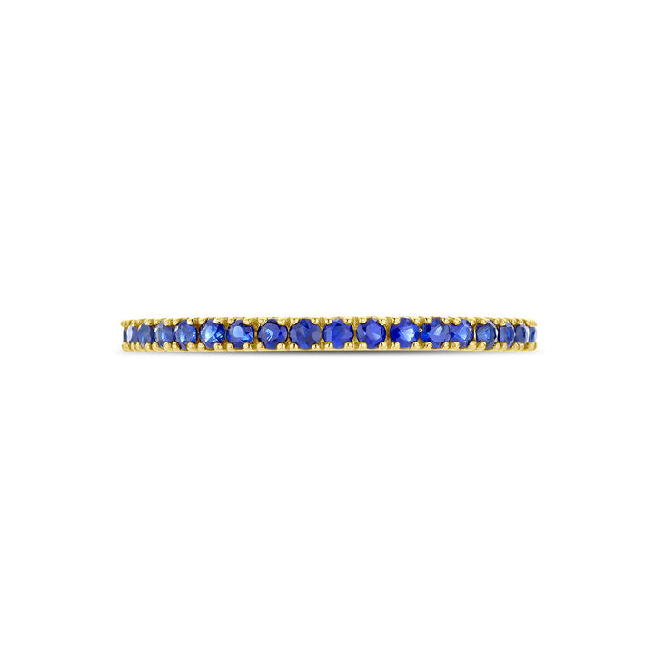 De Van der Kooij Collectie ring met geboortesteen saffier september is een minimalistische 14K geelgouden ring, gezet met kleine ronde blauwe saffieren rondom de band.