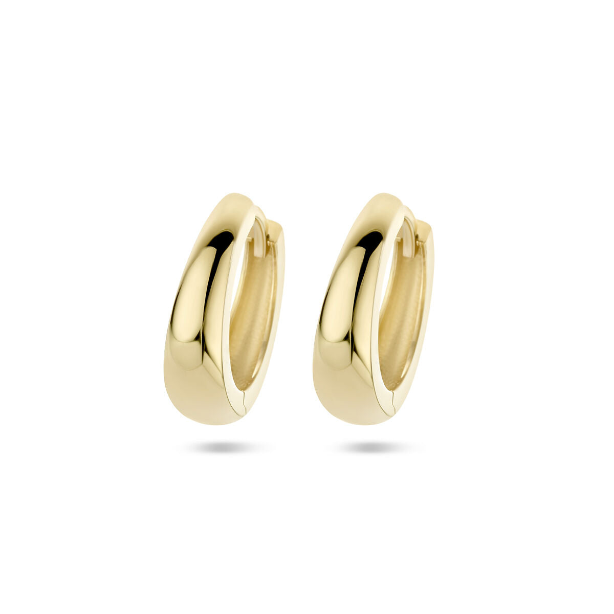 Pendientes de aro de 14K en oro amarillo, con un diseño liso y brillante.