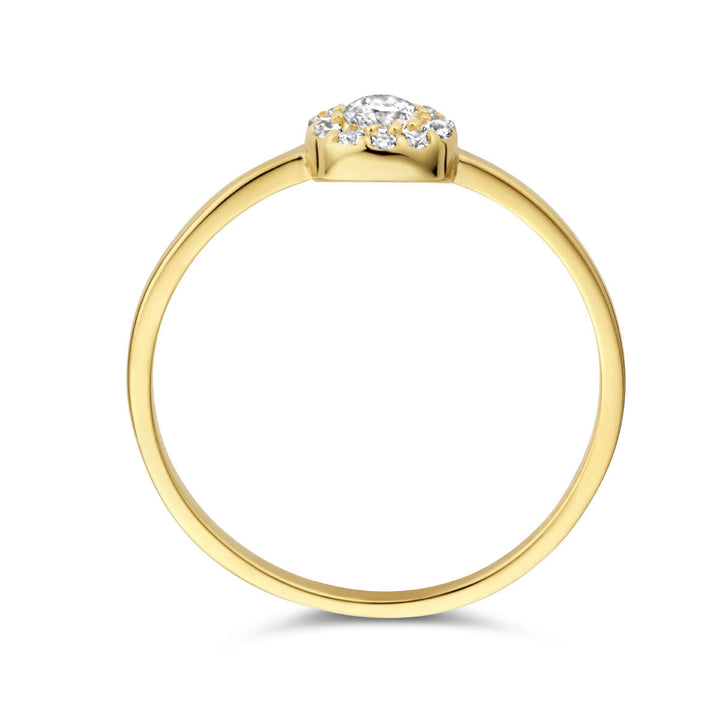 Een 14K geelgouden damesring uit de Van der Kooij Collectie met zirkonia halo, gefotografeerd van opzij tegen een effen witte achtergrond.