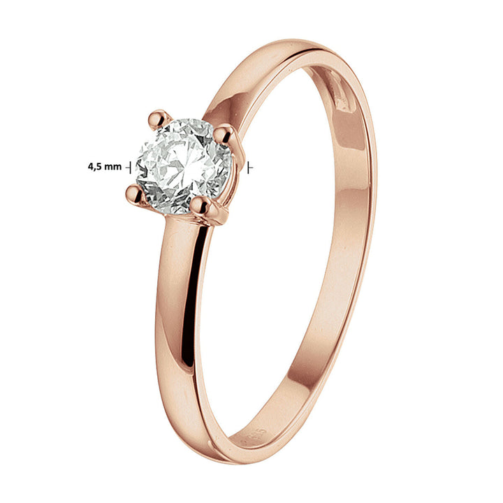 De Van der Kooij Collectie ring zirkonia 14K roségoud heeft een gladde, glanzende band die langzaam taps toeloopt naar een ronde witte zirkonia solitaire gezet in vier tanden, waarbij de steen een diameter van 4,5 mm heeft.