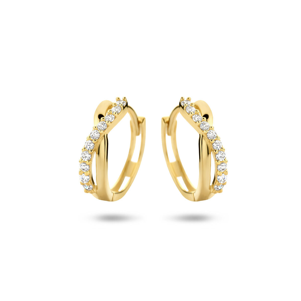 Aros de oro amarillo de 14K con circonitas brillantes en un diseño curvado.