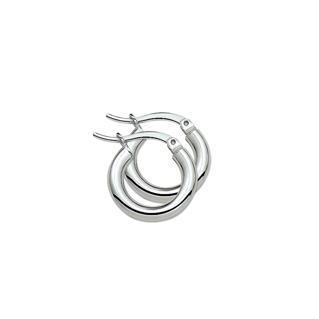 Een paar Van der Kooij Collectie oorringen ronde buis zilver gerhodineerd met klinksluiting, afgebeeld op een witte achtergrond - stijlvolle dames sieraden perfect voor elke gelegenheid.