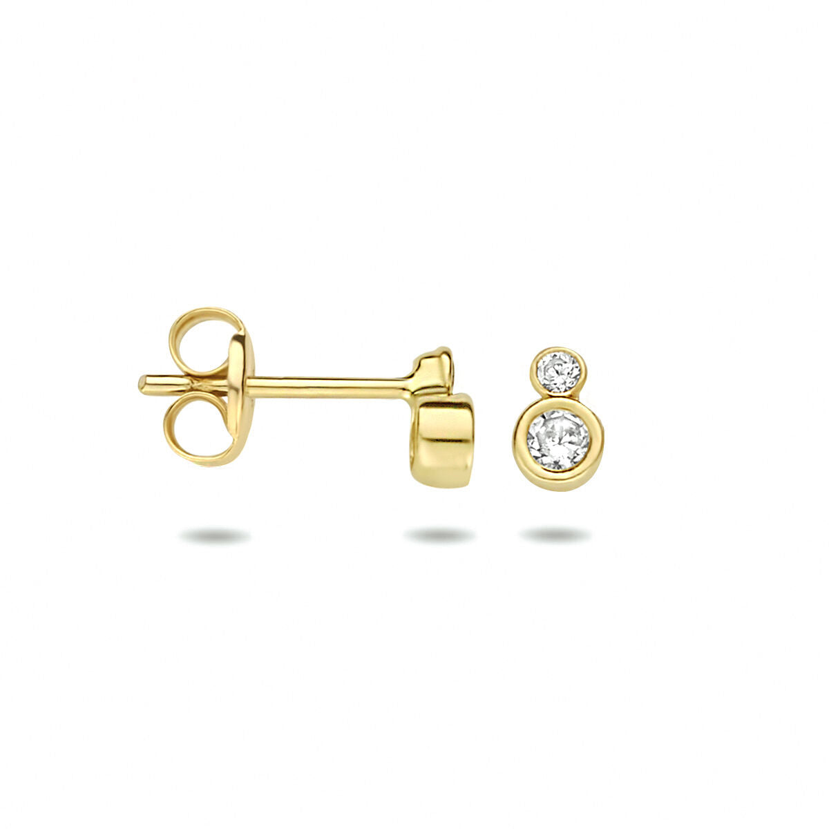 Van der Kooij Collectie oorknoppen zirkonia 14K geelgoud: dames sieraden met twee ronde, verticaal gestapelde zirkonia's in bezel zetting, getoond tegen een witte achtergrond.