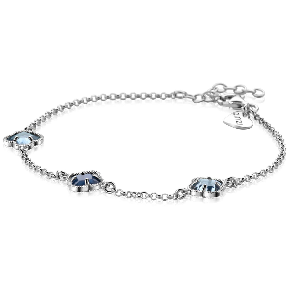 Pulsera de plata con tres piedras azules en forma de flor y cadena delicada.
