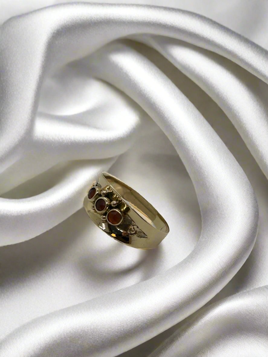 Anillo vintage de oro de 14k con granates, diseño con piedras rojas y acabado brillante.