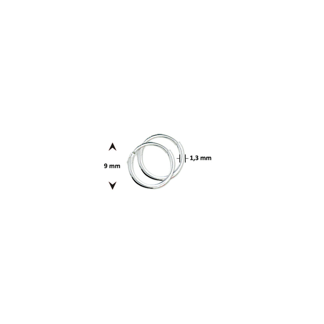 Een paar Van der Kooij Collectie oorringen 1,3 mm ronde buis zilver wit met scharniersluiting, met een diameter van 9 mm en een dikte van 1,3 mm.