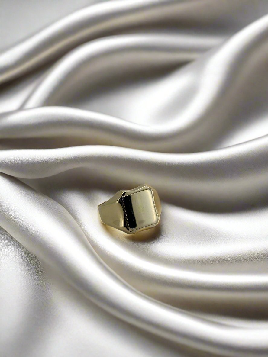 Anillo vintage de oro de 14k con un diseño rectangular y acabado pulido.