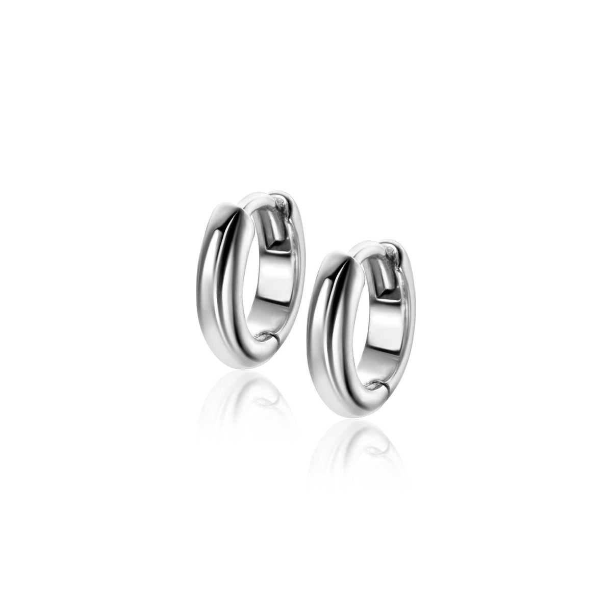 Pendientes de aro plateados con un diseño ondulado y acabado brillante.