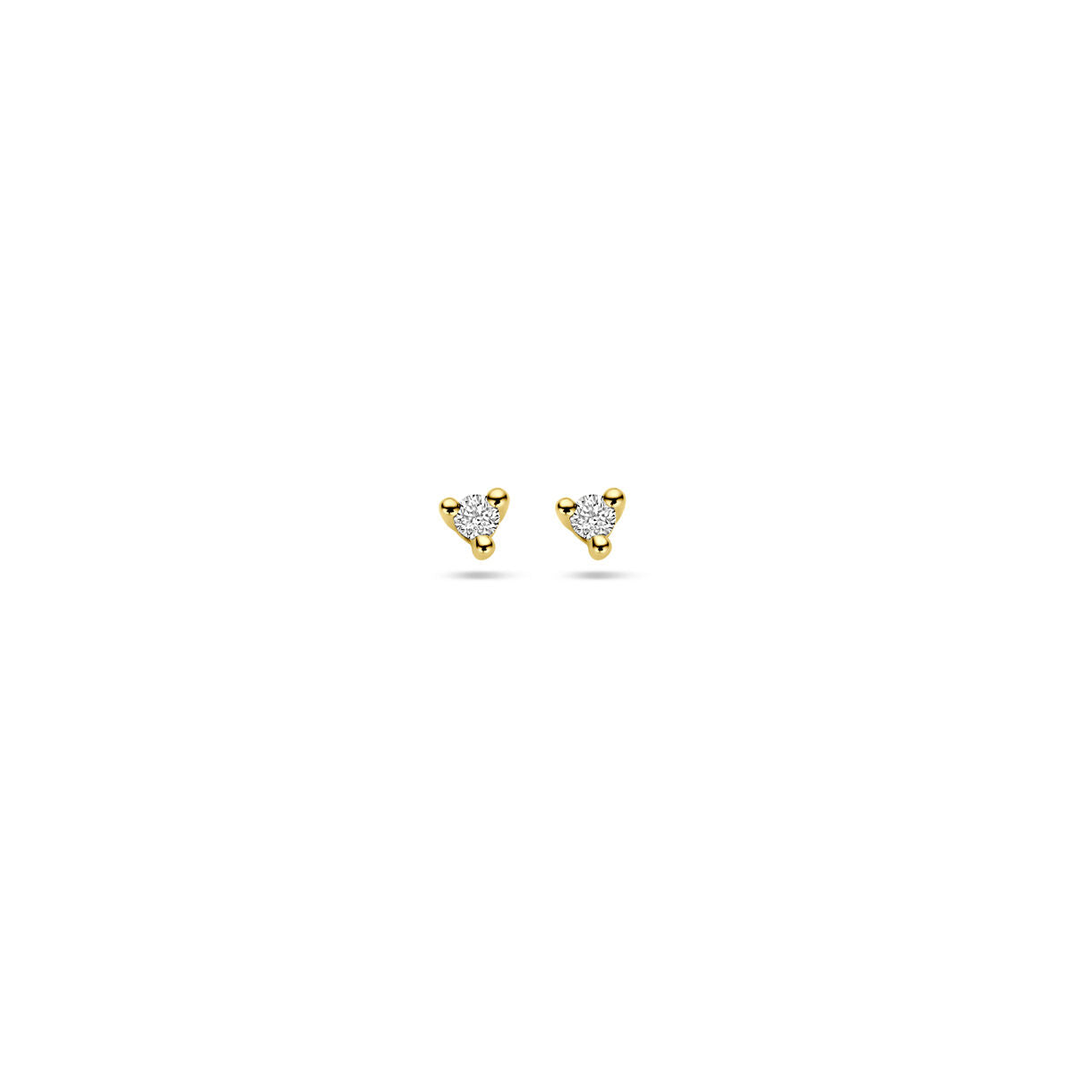 Pendientes de oro amarillo de 14K con diamantes de 0.04 ct en forma triangular.