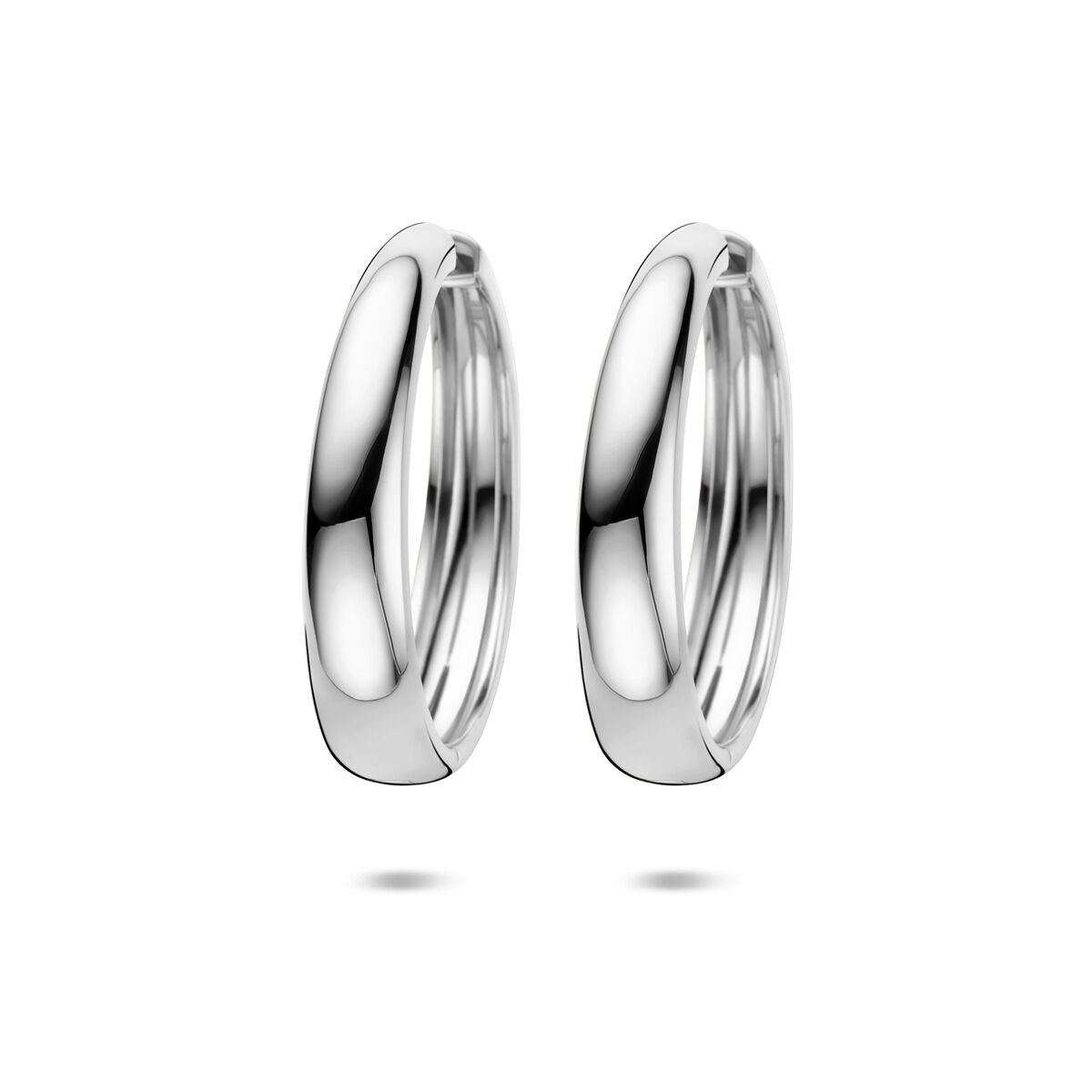 Pendientes de aro plateados de 40 x 8 mm con un acabado pulido y diseño sencillo.