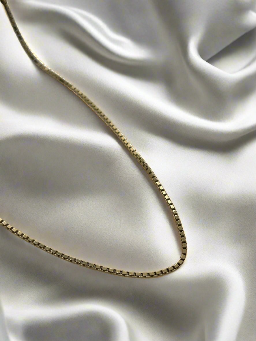 Collar veneciano dorado de 18k, 52 cm de largo y 10 gr de peso.