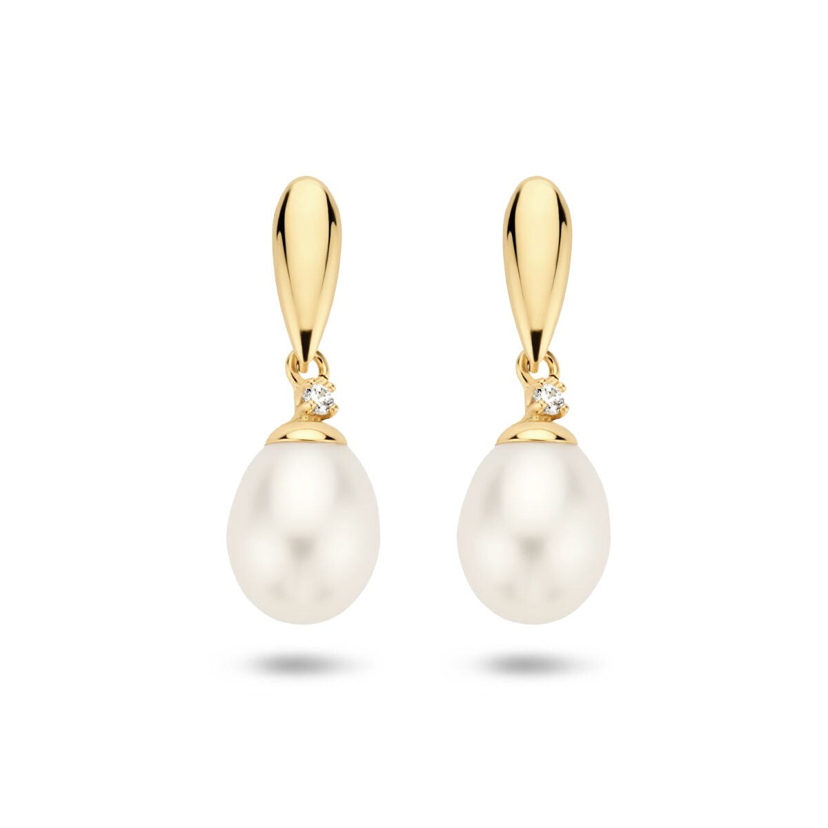 Pendientes largos de perla y circonitas en oro amarillo de 14K.