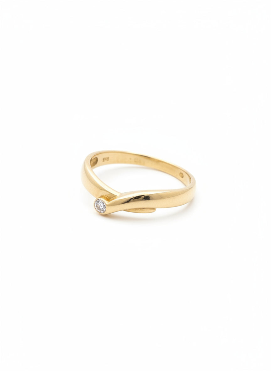 Anillo vintage de oro de 14k con un diamante, diseño delicado y brillante.