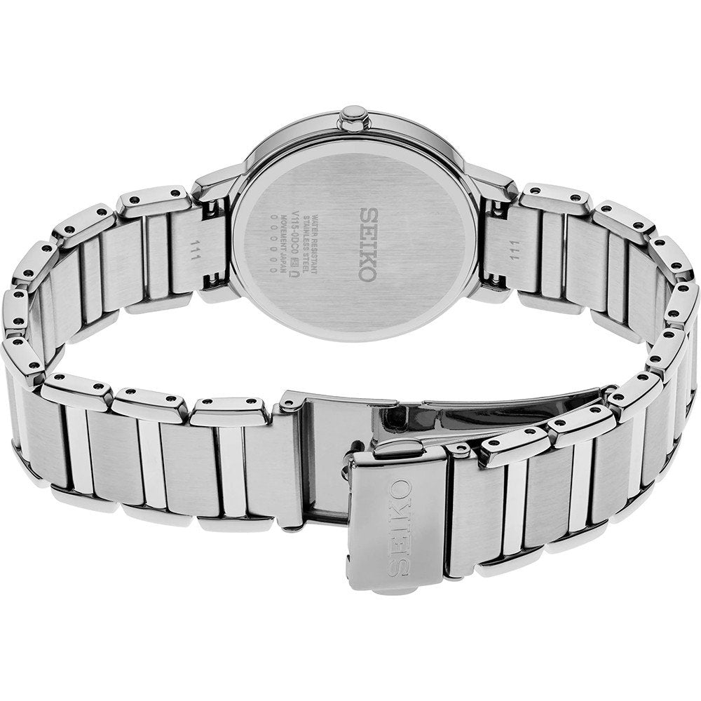 De achterkant van het Seiko dameshorloge SUP467P1 toont de zilveren roestvrijstalen band met een gesloten sluiting, voorzien van een ronde kast, solar uurwerk en merkgravure op zowel de sluiting als de achterkant van de kast.
