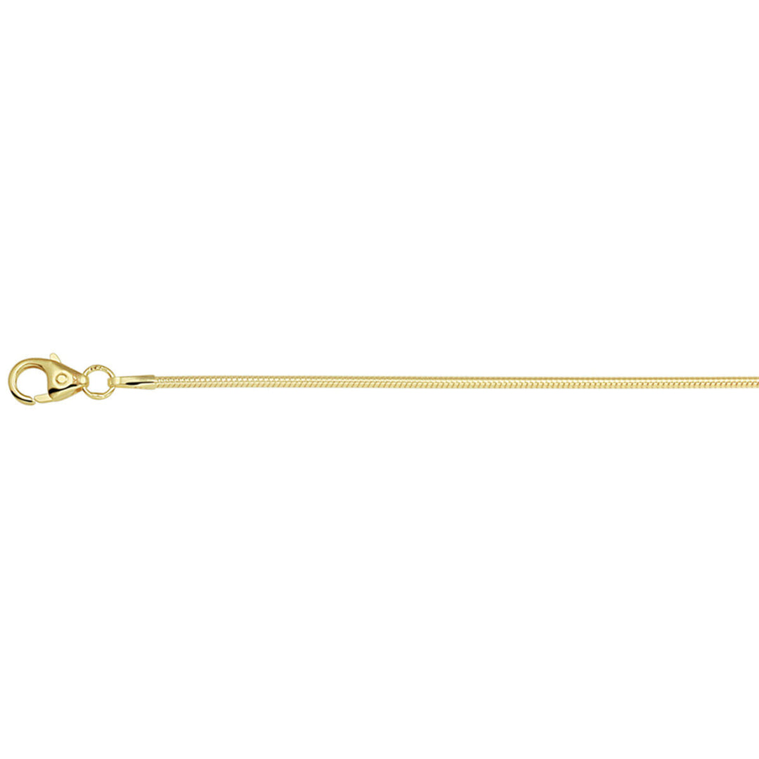 De Gouden armband heren slang rond 1,2 mm 14K van Van der Kooij Collectie is een elegante accessoire met karabijnsluiting, perfect voor elke gelegenheid en getoond tegen een witte achtergrond.