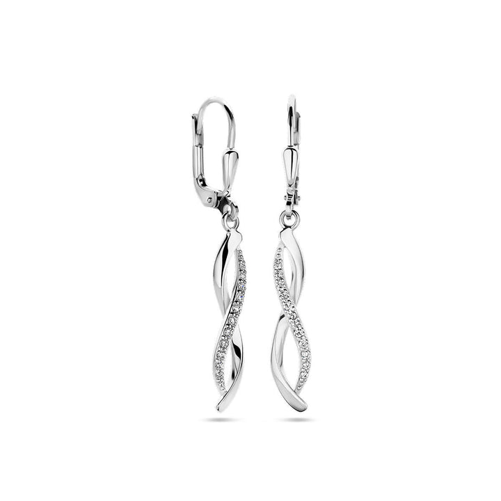 Een paar Van der Kooij Collectie oorhangers zirkonia brisur haak zilver gerhodineerd, met aan één zijde een gedraaid ontwerp met fonkelende steentjes, afgebeeld tegen een witte achtergrond.