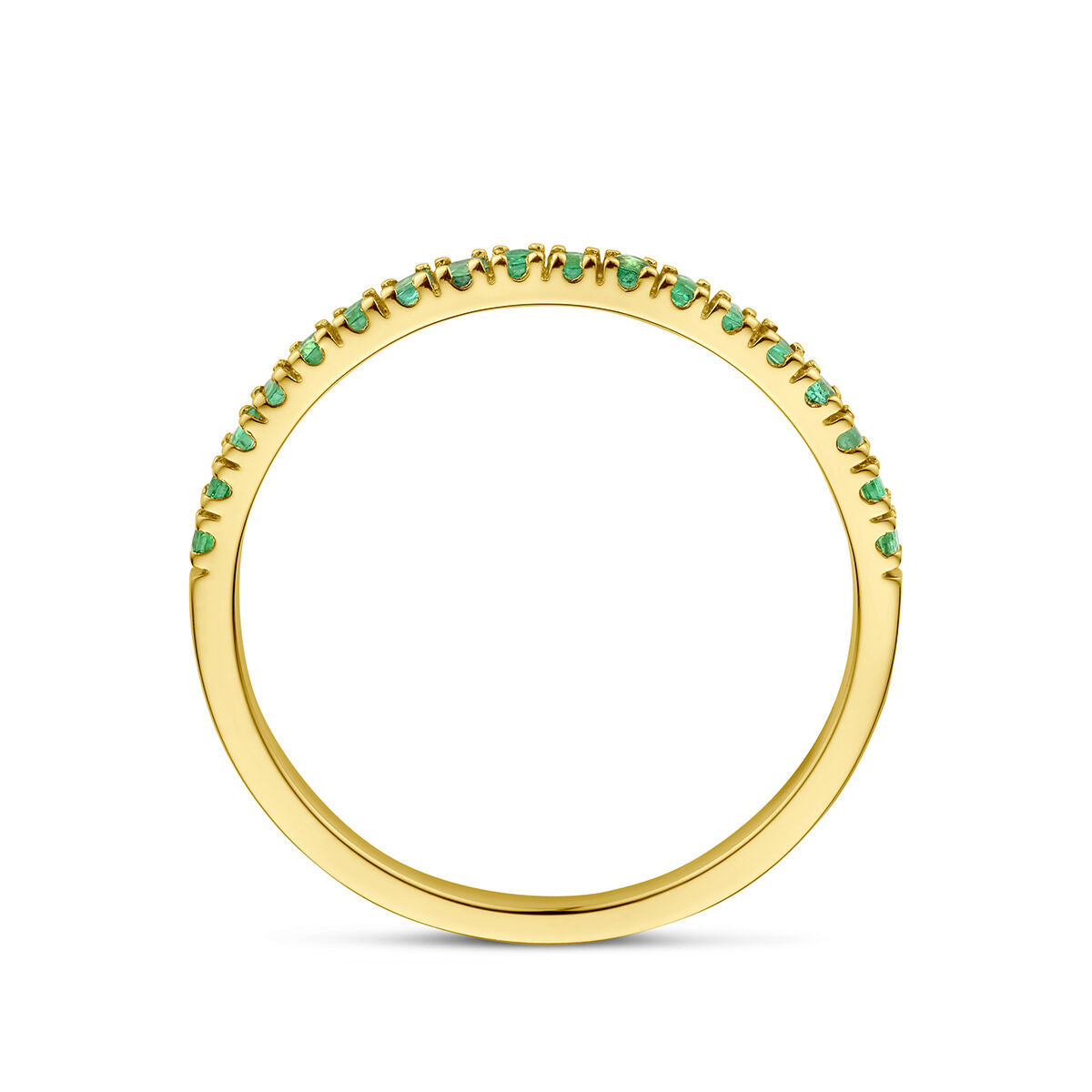 De Van der Kooij Collectie ring met geboortesteen smaragd mei in 14K geelgoud is een delicate band versierd met kleine groene edelstenen langs de bovenzijde, stijlvol gepresenteerd tegen een witte achtergrond.
