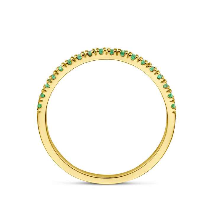 De Van der Kooij Collectie ring met geboortesteen smaragd mei in 14K geelgoud is een delicate band versierd met kleine groene edelstenen langs de bovenzijde, stijlvol gepresenteerd tegen een witte achtergrond.