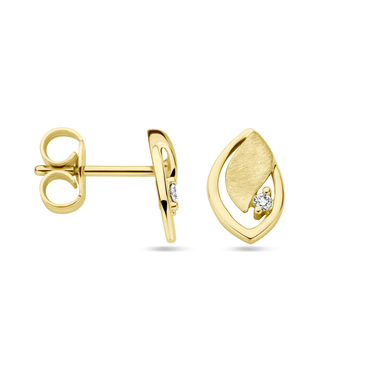 Een paar 14K geelgouden oorknoppen uit de Van der Kooij Collectie met een poli/mat afwerking en twee diamanten (totaal 0,03ct, H SI). Voorzien van stevige poussette sluiting.