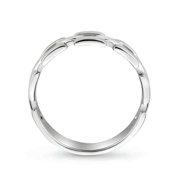 De Van der Kooij Collectie ring schakel zilver gerhodineerd heeft een band van gepolijst zilver met verhoogde, ovaalvormige accenten in een kettingmotief, gelijkmatig verdeeld over de bovenste helft als je vanaf de zijkant kijkt.