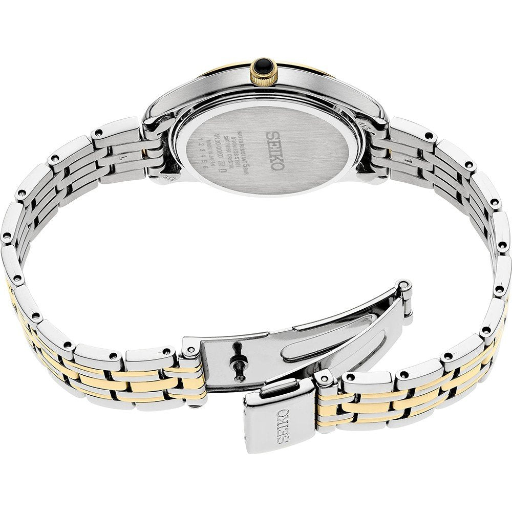 De afbeelding toont de achterkant van een Seiko dameshorloge SWR070P1 met een two-tone zilveren en gouden roestvrijstalen band. De sluiting is gedeeltelijk open, met tekst op de achterkant van de kast, terwijl rechthoekige schakels elegant met elkaar zijn verbonden.