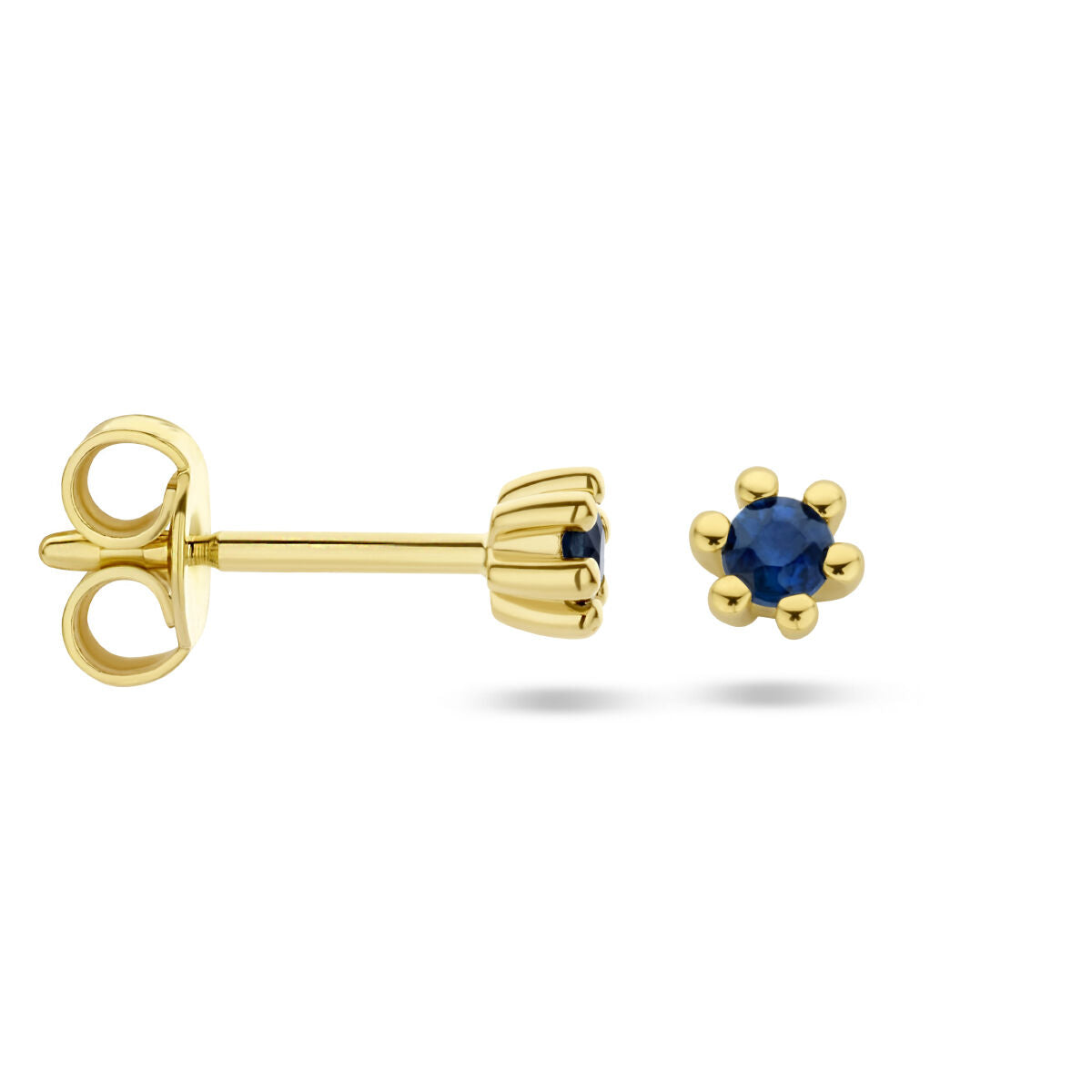 De oorknoppen saffier 14K geelgoud van de Van der Kooij Collectie zijn voorzien van ronde blauwe saffieren in zes-pootzettingen en worden overvloedig tegen een witte achtergrond voor een tijdloze elegantie.
