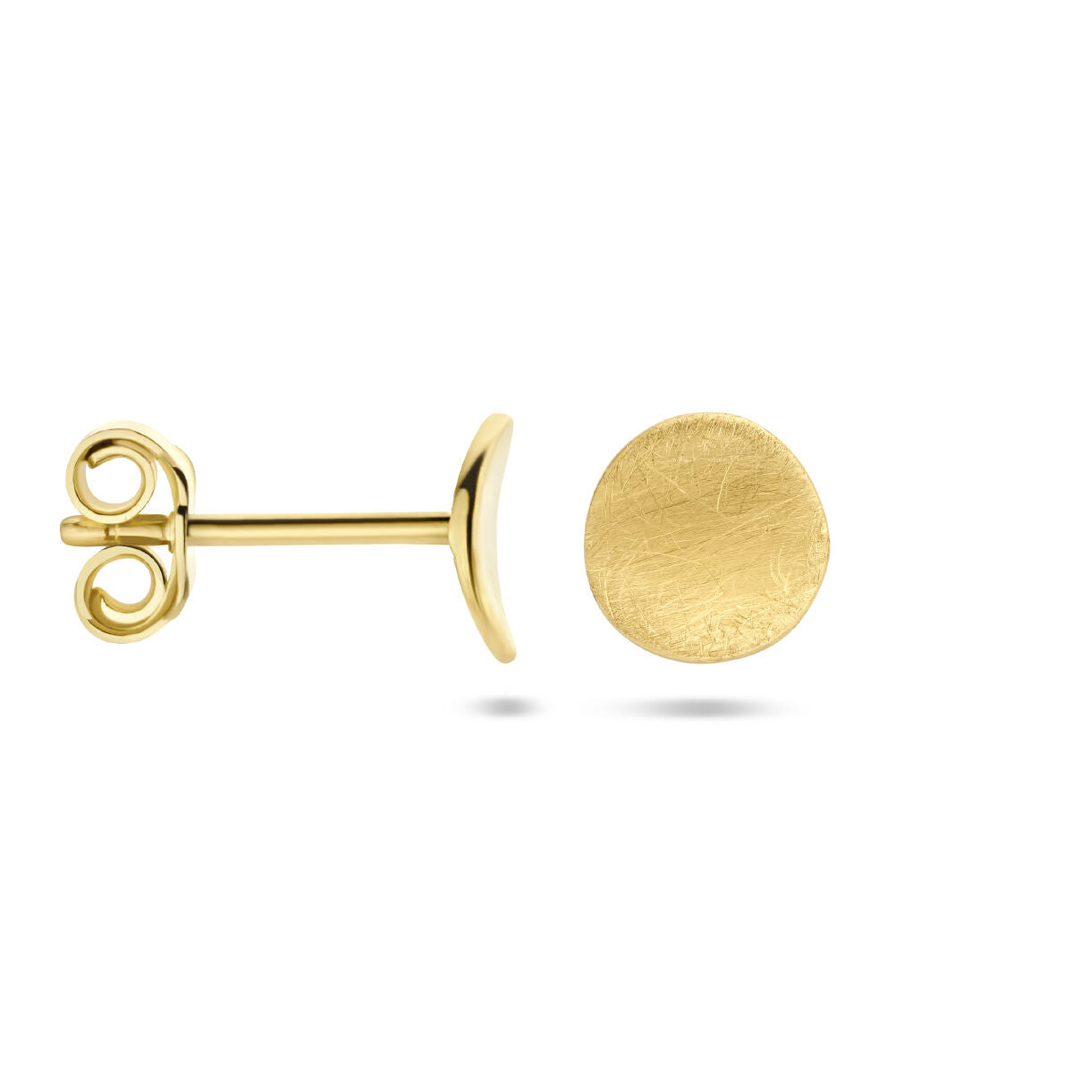De oorknoppen scratch 14K geelgoud uit de Van der Kooij Collectie zijn kleine, ronde oorbellen met een textuur en vlindersluiting, gepresenteerd op een witte achtergrond-tijdloze elegante sieraden.