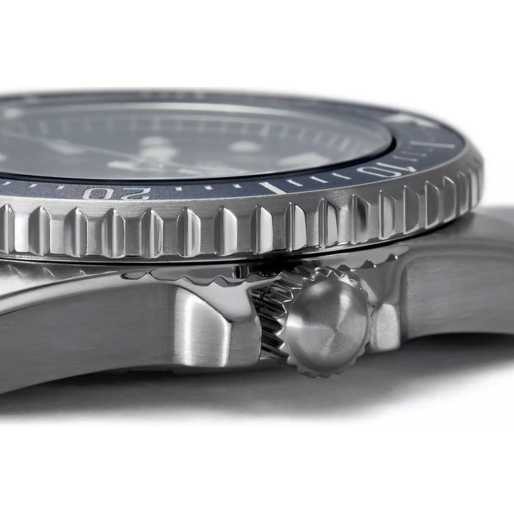 Close-up van het Seiko Prospex heren horloge SNE569P1, met de nadruk op de geribbelde lunette en kroon. De wijzerplaat heeft een donkere wijzerplaat met duidelijke cijfers en minutenmarkeringen, aangestuurd door Solar-technologie voor een klassiek, robuust ontwerp.