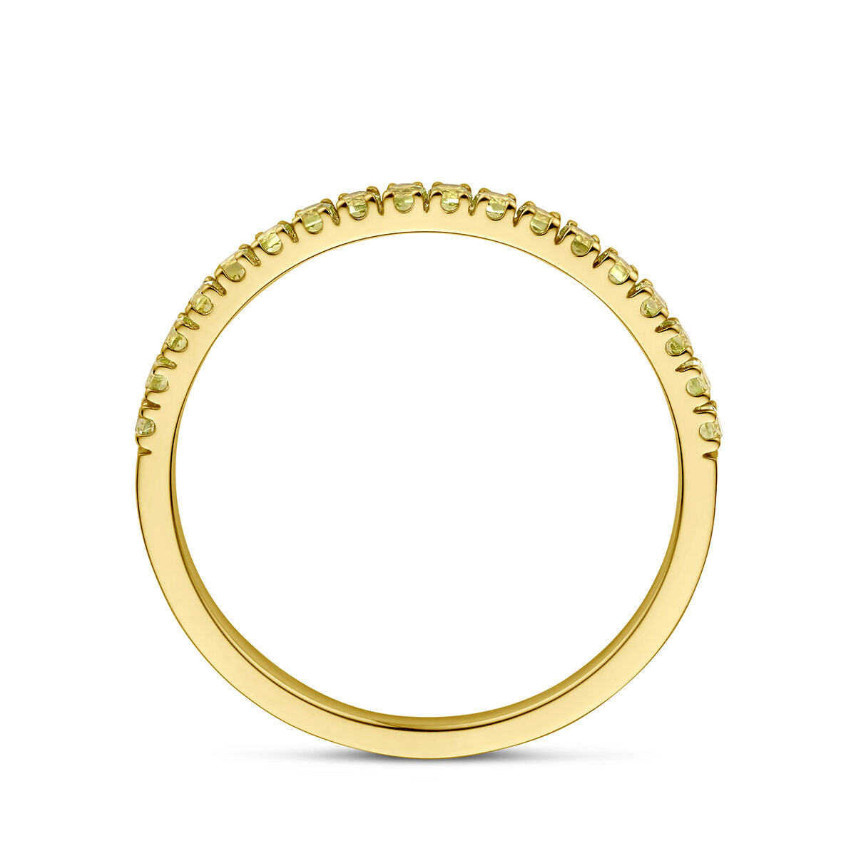 De Van der Kooij Collectie ring met geboortesteen peridoot augustus is een delicate 14K geelgoud damesring met een peridot geboortesteen, van opzij afgebeeld op een witte achtergrond.