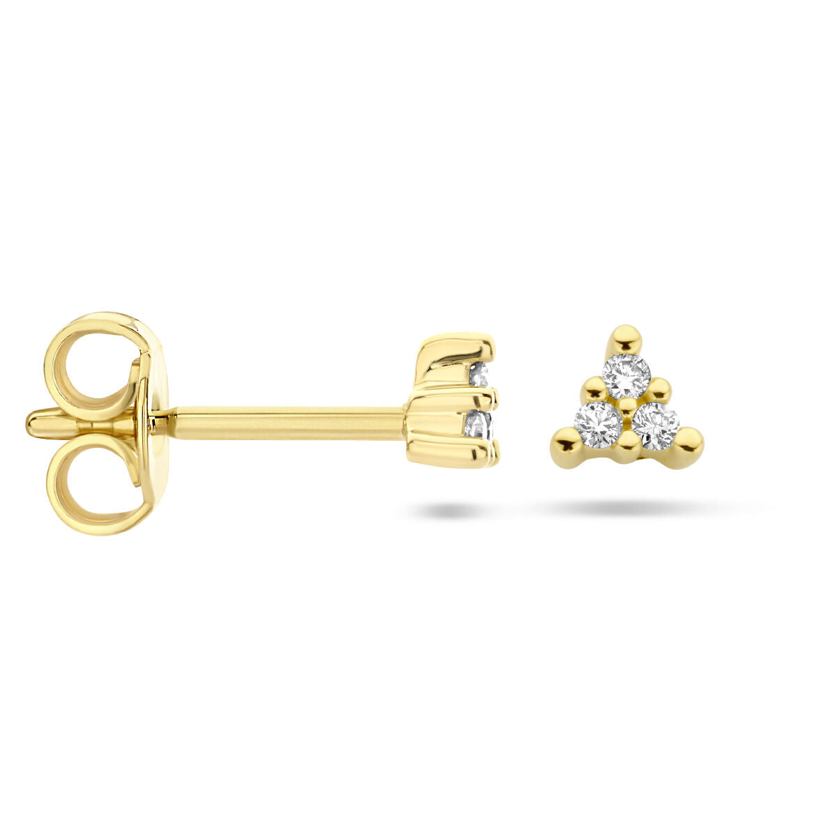 Een paar Van der Kooij Collectie oorknoppen met diamant 0.05ct (2x 0.025ct) h p1 in 14 karaat geelgoud, afgebeeld met één oorbel waarbij de voorkant van de diamant zichtbaar is en de andere oorbel het staafje en de vlindersluiting toont.