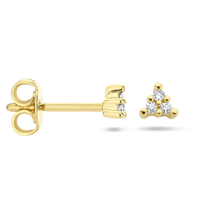 Een paar Van der Kooij Collectie oorknoppen met diamant 0.05ct (2x 0.025ct) h p1 in 14 karaat geelgoud, afgebeeld met één oorbel waarbij de voorkant van de diamant zichtbaar is en de andere oorbel het staafje en de vlindersluiting toont.