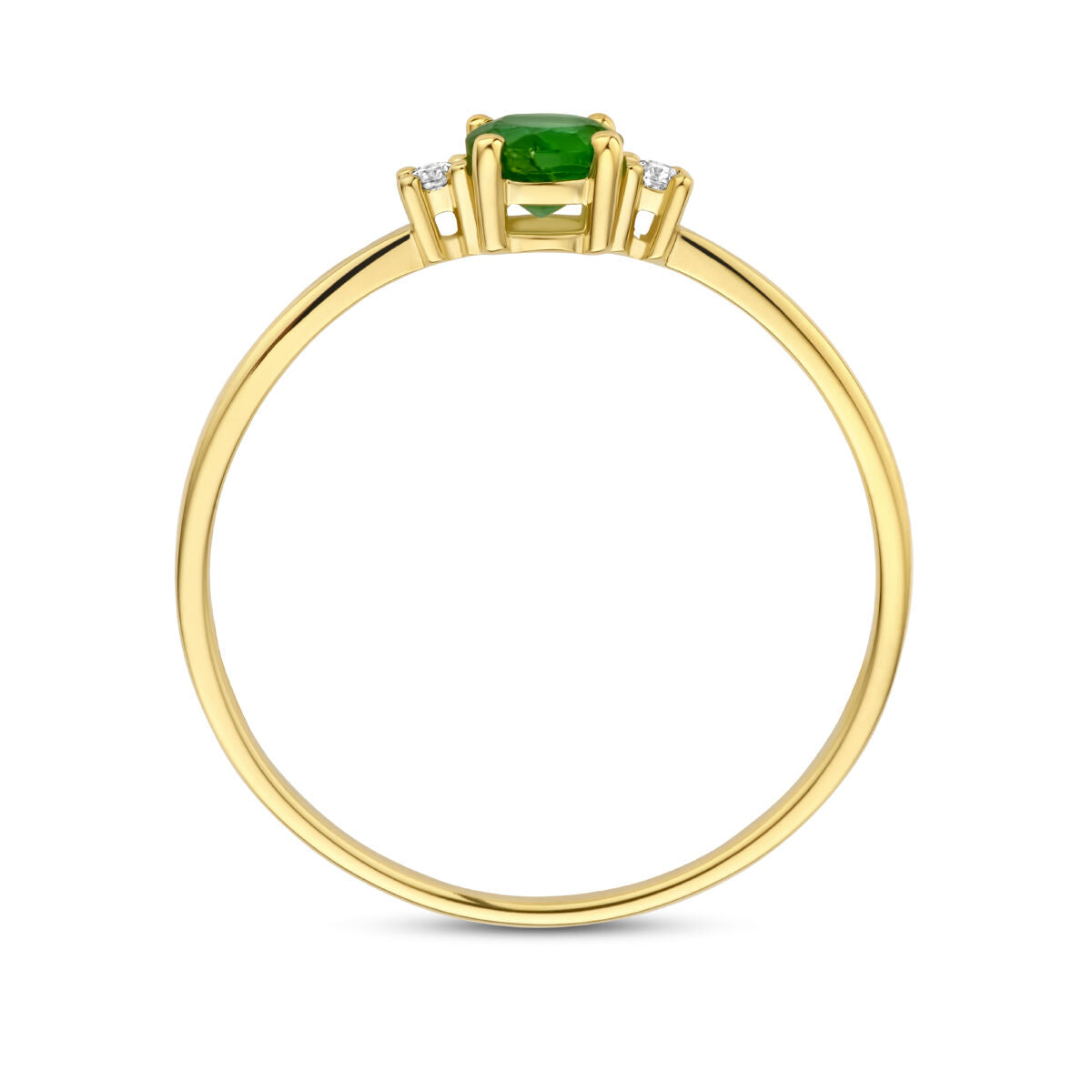 Een 14K geelgouden Van der Kooij Collectie trilogiering met een smaragd en twee diamanten (0.03ct, 2x 0.015ct), zijaanzicht tegen een witte achtergrond.