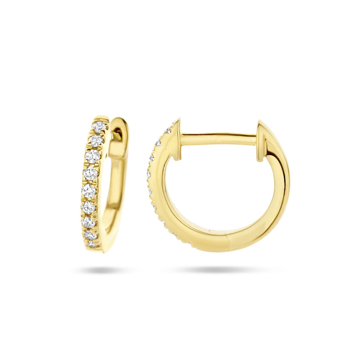Ontdek de Van der Kooij Collectie klapoorringen diamant 0.06ct (2x 0.03ct) h si in 14K geelgoud: elegante oorringen met diamanten aan de voorkant, getoond tegen een witte achtergrond.