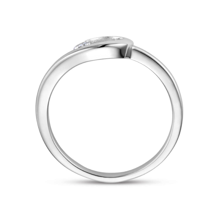 Een minimalistische Van der Kooij Collectie ring zirkonia zilver gehodineerd met een gladde band, vanaf de zijkant getoond, met een enkele ovale zirkoon in een moderne randzetting tegen een effen witte achtergrond.
