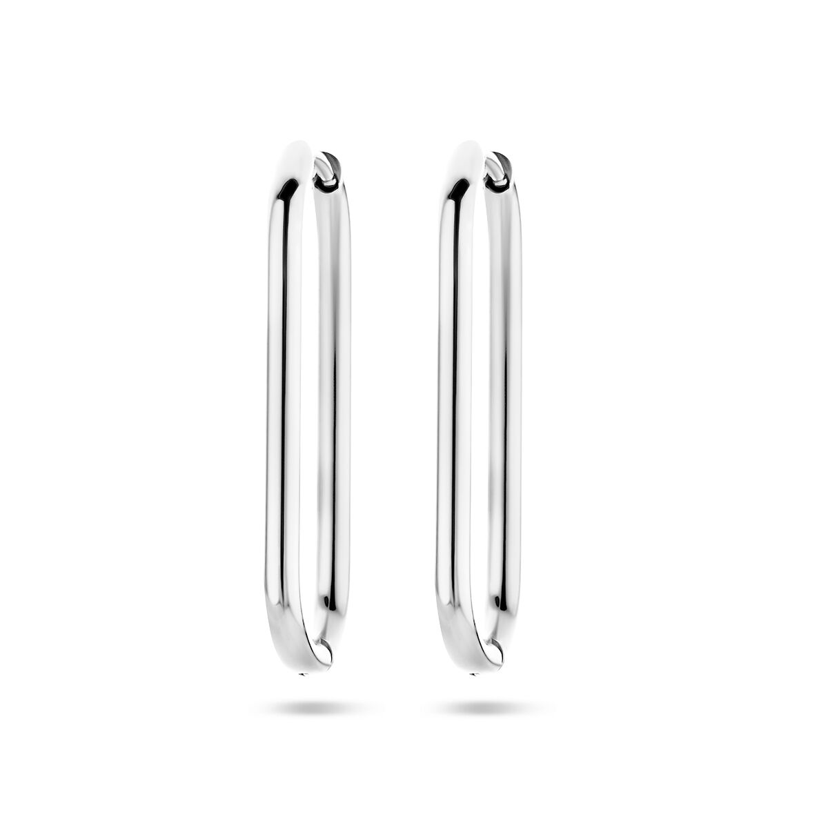 Pendientes de aro de acero inoxidable con forma de clip de papel.