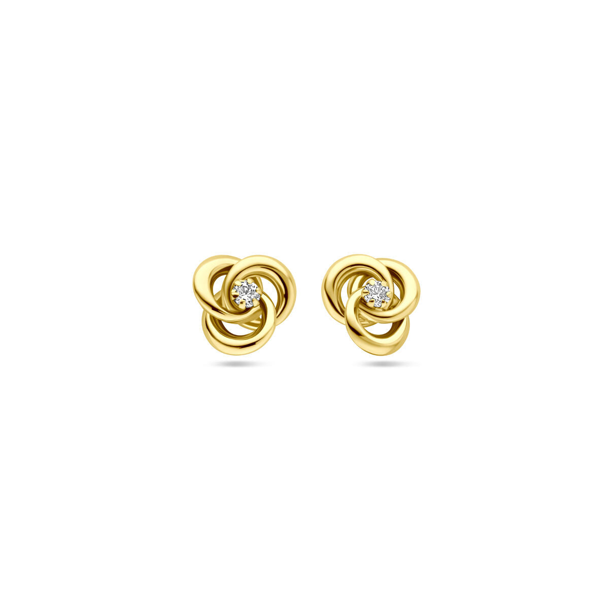 Pendientes de oro amarillo de 14K con diseño entrelazado y circonitas de 7 mm.