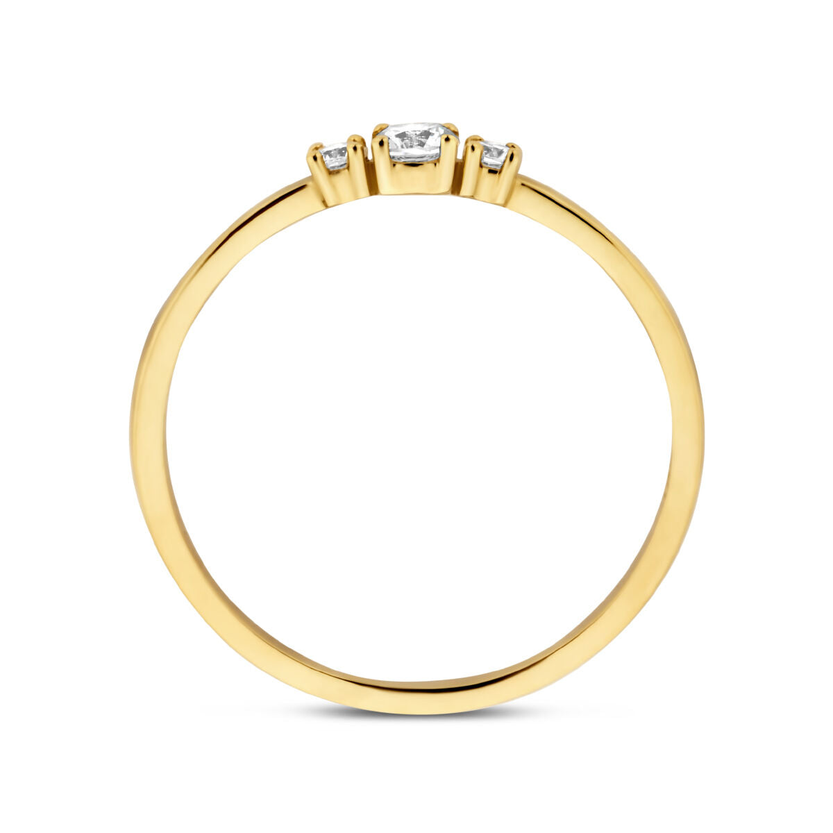 De Van der Kooij Collectie ring trilogie zirkonia 14K geelgoud heeft drie briljantgeslepen zirkonia stenen gezet in tandjes, gelijkmatig verdeeld over een slanke geelgouden band, van opzij gezien tegen een witte achtergrond.