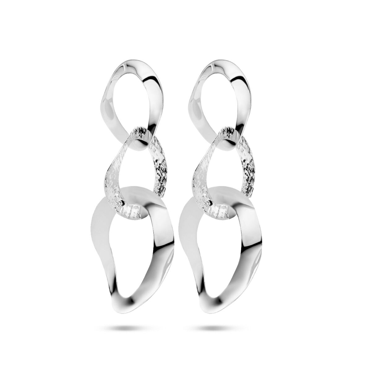 Pendientes largos ovalados de plata pulida y mate, con acabado rodiado.